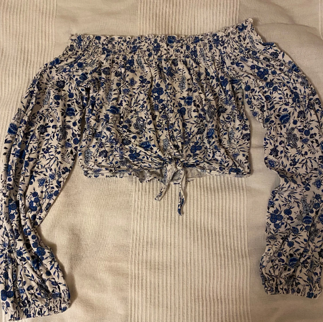 Off-shoulder croppad tröja Devided s