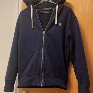 Ralph lauren zip hoodie - Säljer en fet marinblå ralph lauren hoodie! Den har inga skador och är använd ett fåtal gånger. Nypris 1700 kr. Priset är diskuterbart. Skriv gärna om ni har några frågor!