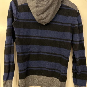 Ulltröja med huva - Sparsamt använd - Gott skick