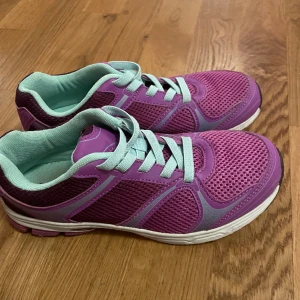 Gympaskor 37 - Från Stadium i storlek 37. Bara använda inomhus!