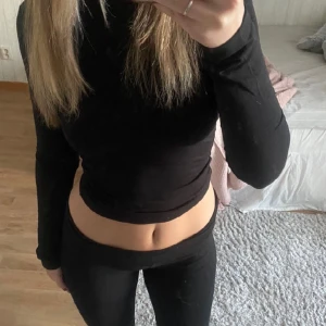 Långärmad med öppen rygg - Jättesnygg tröja från Gina, endast använd 1 gång och är som ny! Har vanligtvist S o den passar bra💓💓