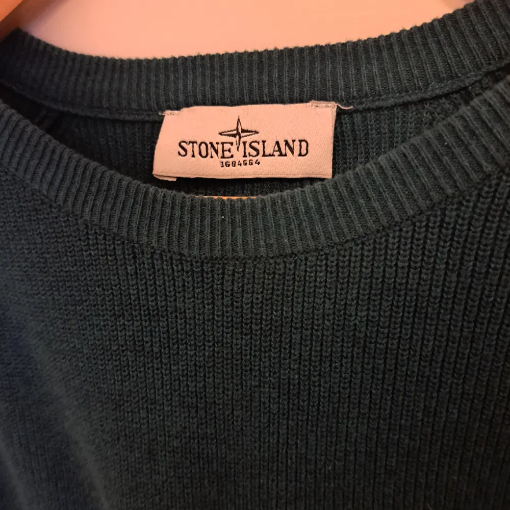 Mörkgrön stickad tröja från stoneisland. Det är dock en kopia men i bra skick.. Stickat.