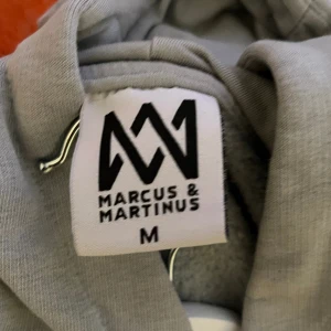 M&M hoodie - Använd ett par gånger, väldigt bra skick. Säljs även på andra sidor.