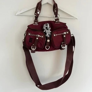 Väska George, Gina & Lucy - Vinröd väska från George, Gina & lucy i den lite mindre modellen. Flertal smarta fack och i fint skick <3 kan skicka fler bilder vid önskemål