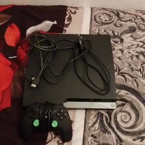 Hej! Jag säljer min sons ps3 kablar och kontroll kommer med köpet levererar bara 😃 - 1 svart kontroll med kablar och konsollen finns många bra spel i konsollen min son fick den för 6-7 månader den funkar underbart bra 😃