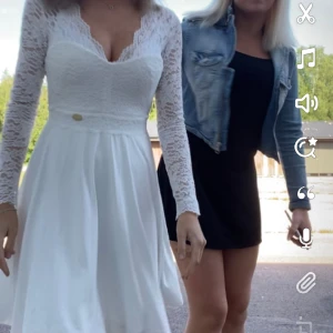 Student klänning - Säljer denna fantastiskt fina klänning som passar perfekt till studenten. Endast använd två gånger. 