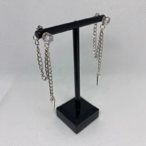 The hanging chain earrings⛓️💕 - Supersnygga handgjorda örhängen!💕Pris: 1 st (60kr) 2 st (120kr)💗