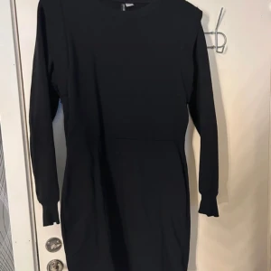 Klänning - Svart klänning som går strax över knäna. Klänningen är fodrad inuti och håller dig varm på denna kalla årstid😊