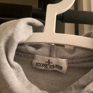 Stone island hoodie - Grå hoodie från Stone Island.  Juniorstorlek, stl 170. 