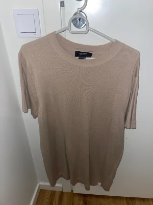 T-shirt  - Använd kanske 2 gånger. Som ny och inga fläckar. Fräsch och ren.