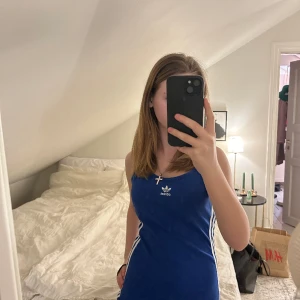 Adidas klänning - Jättefin adidas klänning aldrig andvänd.