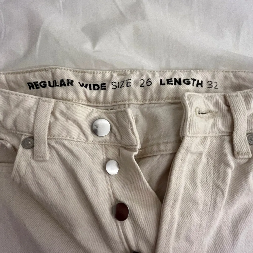 ljusa högmidjade jeans i 10/10 skick, säljer för att jag inte använder längre 🤍. Jeans & Byxor.