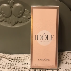 Parfym Idole Lancome 50 ml oöppnad - Fick i födelsedagspresent fel och säljer därav oöppnad. Nypris ligger kring 760:- för 50 ml. Då jag inte öppnat kan jag inte beskriva doften. Oöppnad och kan ges som present 
