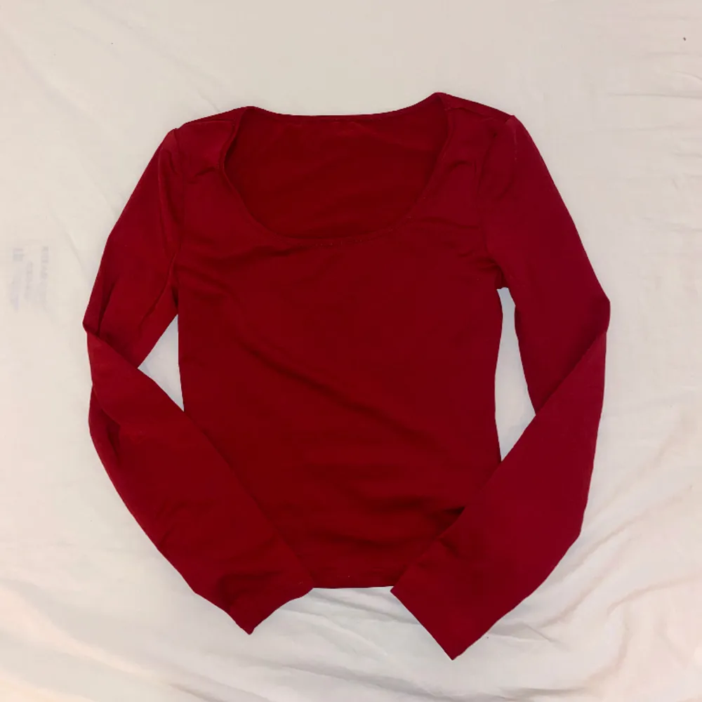 En vanlig basic tröja i färgen vinröd. Säljer pga att materialet inte var som jag trodde.. Toppar.