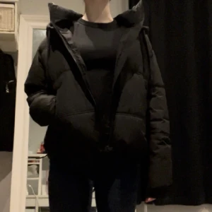 Svart jacka  - Svart tjock jacka med luva från Zara. Perfekt vinterjacka. Storlek XS men stor i storlek så passar XS, S och M. Bra skick men har smink fläckar vid insidan av kragen. 