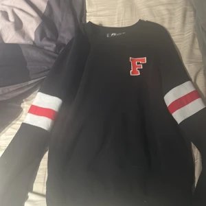 Hoddie 🖤 - Hej! Säljer denna tröja då jag inte använder den mer!