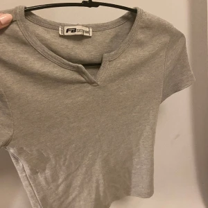 Tröja - Köpte för flera årsedan men har knappt använt så nyskick 💗