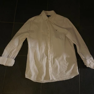 Gant skjorta - Gant skjorta, regular fit passar inte mig som är 170 och väger 55 kilo då den är väldigt bred i ryggen för mig, på längden passar den bra. Skick 8/10 har legat väldigt länge då jag aldrig använt den, skriv vid frågor eller funderingar mvh Lukas.