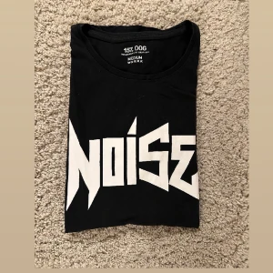 Svart tshirt herr - Svart tshirt med vit text.  Tror denr ifrån lager 157. Storlek M (herr)