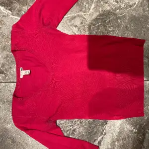 Rosa neon tröja/cardigan från hm. Knappt använd, jättefin. Säljer pga stor garderobrensning. Kika gärna på mina andra annonser, säljer mycket. Samfraktar gärna:) 