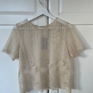 Spets topp - Genomskinlig spetstopp perfekt till fest 💕inga bilder på men sitter jätte nice!