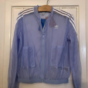 Adidasjacka - Jättefin genomskinlig adidasjacka.
