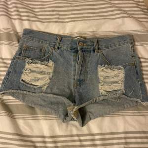 Ett par jeansshorts från bikbok 
