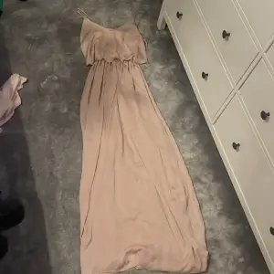 Säljer en skit snygg klänning pga kommer ej till andvändning! Pris kan diskuteras 
