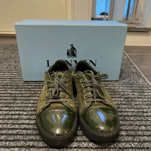 Lanvin dbb1 - Säljer nu mina sjukt snygga lanvin dbb1 i en mörkgrön och snygg färg. Storlek 7 vilket passar 41/42. Heeldrag och små skavanker kan noteras men är väldigt små och påverkar ej användning. Skicket bedöms av bilderna. Endast skor! Mitt pris: 1399 SEK