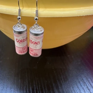 Örhänge med Gordons soda - Nya snygga örhänge med Gordons soda. Krokarna är inköpta som nickelsäkra.