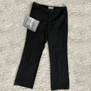 Snygga mörkgrå lågmidjande kostymbyxor  - •säljer mina favorit byxor då dem inte passar mig längre   •Midja 39cm  •yttrebenlängd 96cm  •innerbenlängd 73cm  (Jag är 160cm och dem sitter perfekt i den längden) 