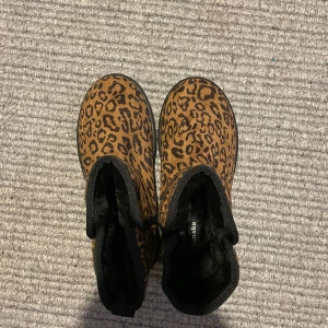 Vinterskor - Ett par helt oanvända skor i strl 36 liknar uggs 