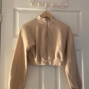 Tröja med blixtlås  - En rosa beige tröja med blixtlås, storlek S💞  (fotade med blixt på andra bilden då den ser mörkare ut) 