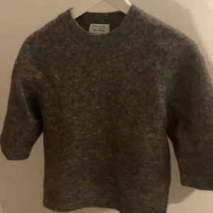 Other Stories Tshirt  - Säljer min Other Stories tröja då den inte längre kommer till användning 💕 skriv för fler bilder