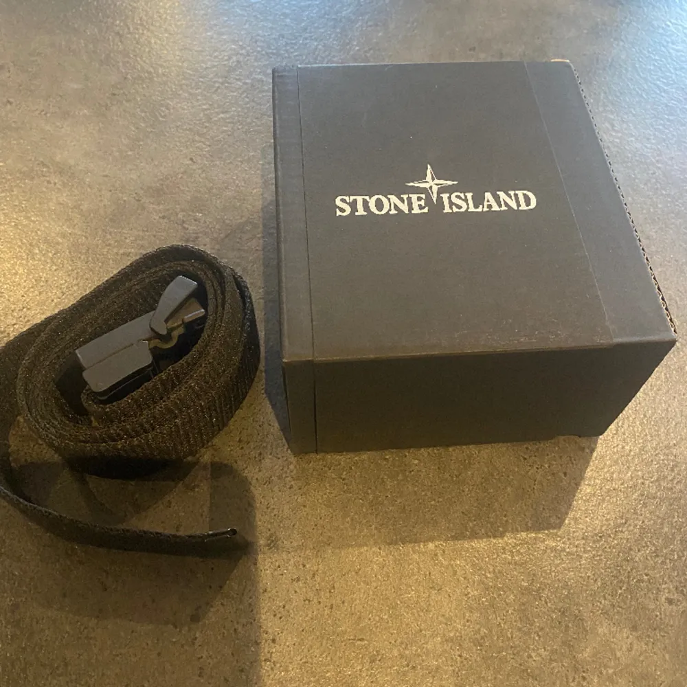 Ett Stone island bälte som ja köpt på Cenino Donna för 1399 kr och känner att jag vill sälja det nu. Bältet är 110 cm långt men man kan ändra längden om man vill.. Övrigt.