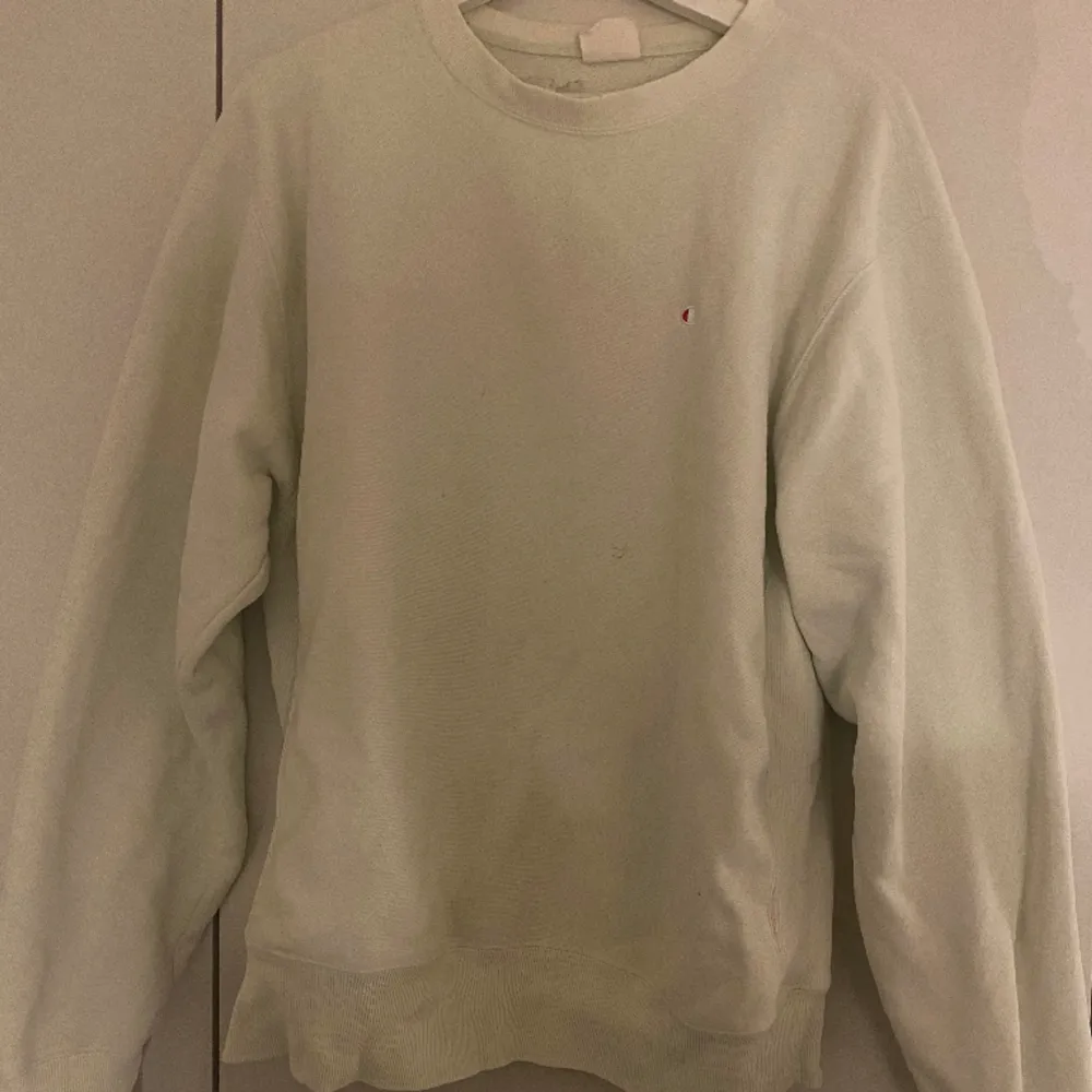 Oversized sweatshirt från champion. Den har några skavanker, ex fläckarna på bild 3  Den är inte riktigt klarvit . Hoodies.