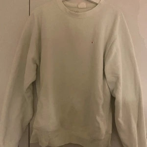 Sweatshirt från Champion - Oversized sweatshirt från champion. Den har några skavanker, ex fläckarna på bild 3  Den är inte riktigt klarvit 