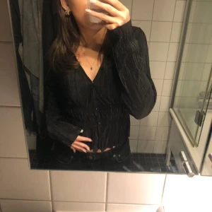 intressekoll  - intressekoll på min skitsnygga blus, köpt för 400 ich slutsåld i alla storlekar💗 endast använd en gång, osäker på om jag vill sälja men vill se vad ja kan få för den💗