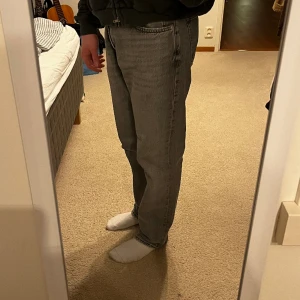 Zara jeans grå - Fina herrjeans från zara säljes, snygg färg och passform. Haft jeansen i ett halvår, inga skavanker. Storlek 40 EU, 31 US. Säljes då jag har för många jeans :)