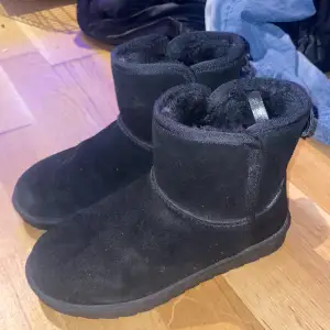 Säljer dessa skor som liknar uggs. Har små fläckar men går enkelt att ta bort💘