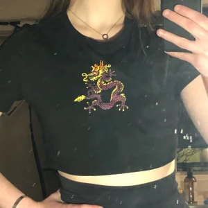 Croptop med drake - Snygg tajt croptop med drake på, i storlek S, passar även XS.