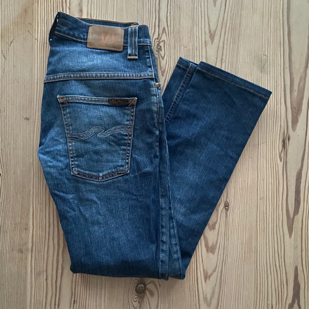 Säljer dessa detta Nudie jeans i utmärkt kvalitet, om du är nån som leter att efter ett par slim jeans då e dom här för dig🫵, dom är stretchiga men samtidig sitter dom bra och tight på bennen. Dom är i storlek 29w-32l och model thin Finn 💯🍾. Jeans & Byxor.