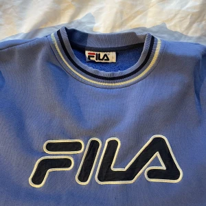 Fila sweatshirt - As najs oversize, lite små hål och slitningar därmed priset, passar typ M/L