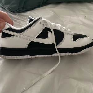 Reverse panda dunks - Oanvända reverse panda dunks, bara testade. Fick av min kusin då han ej gillade de men de kom aldrig till användning då de var för små. Pris kan prutas