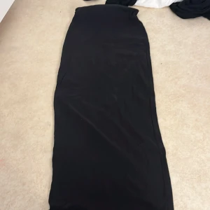 Lång kjol - Använd ej köp nu  Bra skick Går ner till fötterna på mig som är 165