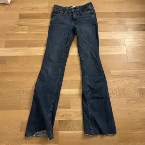 Säljer mina bootcut jeans från Zara, lite för långa för mig som är 162 men går att klippa av. Medelhög midja 💕
