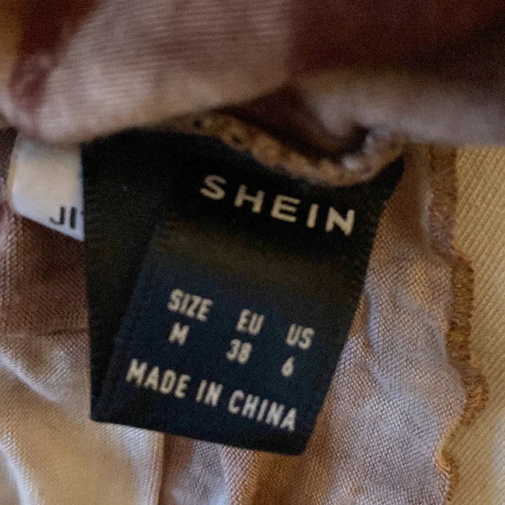En långärmad tröja från shein. Använd några fåtal gånger. Inga defekter, skriv privat för mer info👍. Toppar.