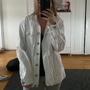Vit jeansjacka - Snygg jeansjacka från mango. 