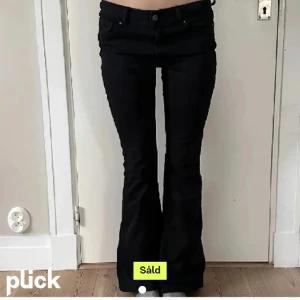 Svarat lågmidjade flare/bootcut jeans (short) - Säljer pågrund av att den inte passade (lånade bilder) jag vet inte vart dem är ifrån för köpte dem här på plick