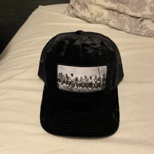 Frotté keps - Säljer nu denna kepsen eftersom jag har köpt en ny. Den är i topp-skick och riktigt fin. Bilden på kepsen är en väldigt känd bild på några byggare